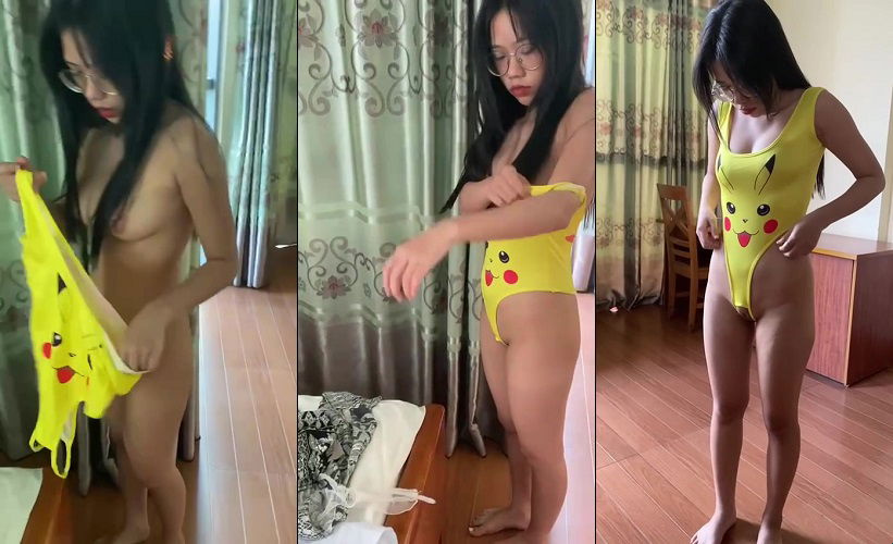 とっても美味しそうなメガネ女子高生が服を脱いでピカチュウのボディスーツに着替える