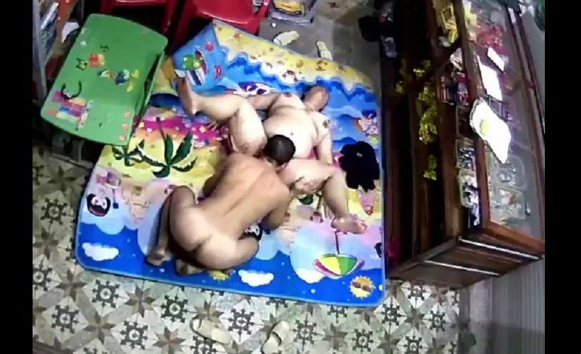 Le piratage de la caméra de la femme super pain est très bien soigné par son mari à l'épicerie