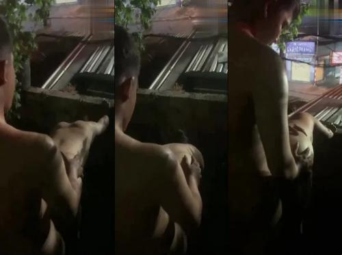 Filem Berdiri Untuk Anda Dan Kekasih Anda Bercakap Satu Lain Di Balkoni Di Tengah Jalan