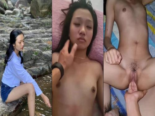 그가 손 전체를 두려고하는 아름다운 작은 나비는 더 이상 아무것도 아닙니다