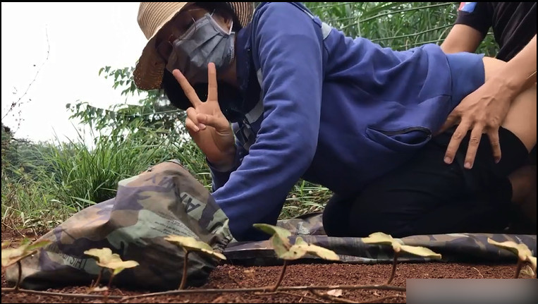 Vợ dâm tuổi 24 - Doggy em trên rẫy
