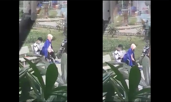 Due ragazze adolescenti giocano a buttafuori al Parco Tui Tre