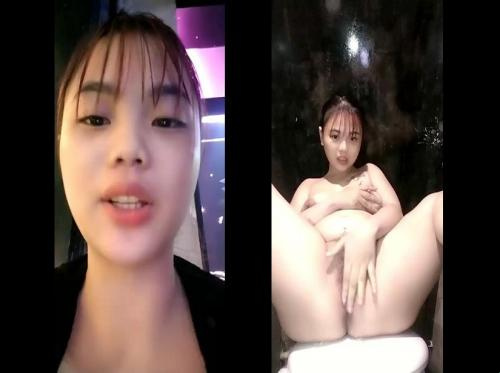 Lên bar quẩy với bạn mà em lén lút vào wc thủ dâm - Viet69
