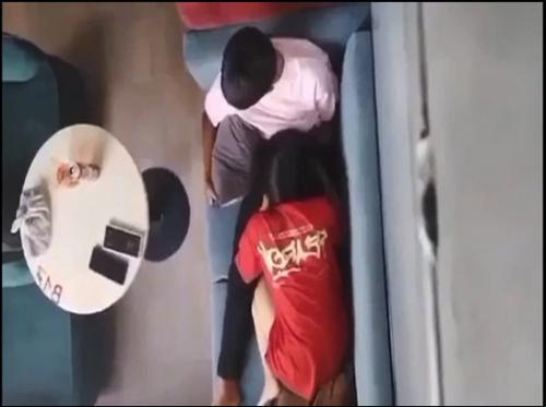 Filmare di nascosto una ragazza che succhia il suo amante in pubblico
