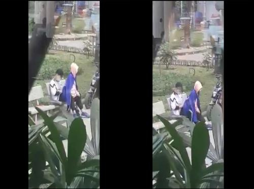 Deux adolescentes jouant aux videurs du parc Tuoi Tre