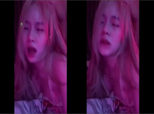 Fille blonde se déshabille après un vol - Viet69